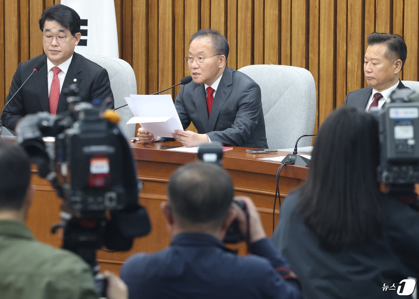 윤재옥 국민의힘 원내대표 겸 당 대표 권한대행이 23일 서울 여의도 국회에서 열린 원내대책회의에서 발언을 하고 있다. 2024.4.23/뉴스1 ⓒ News1 ,송원영 기자