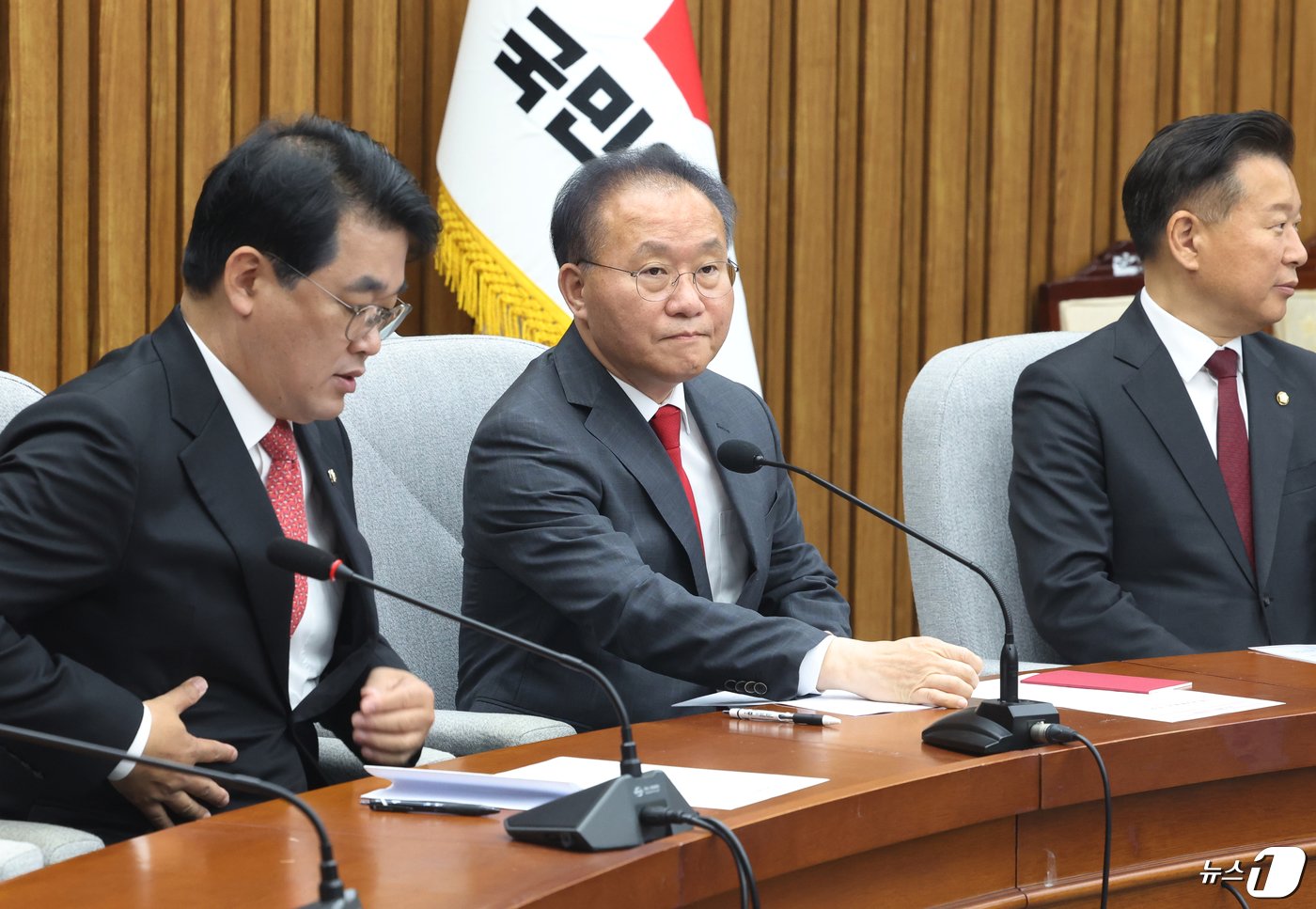 본문 이미지 - 윤재옥 국민의힘 원내대표 겸 당 대표 권한대행이 23일 서울 여의도 국회에서 열린 원내대책회의에 참석하고 있다. 2024.4.23/뉴스1 ⓒ News1 ,송원영 기자