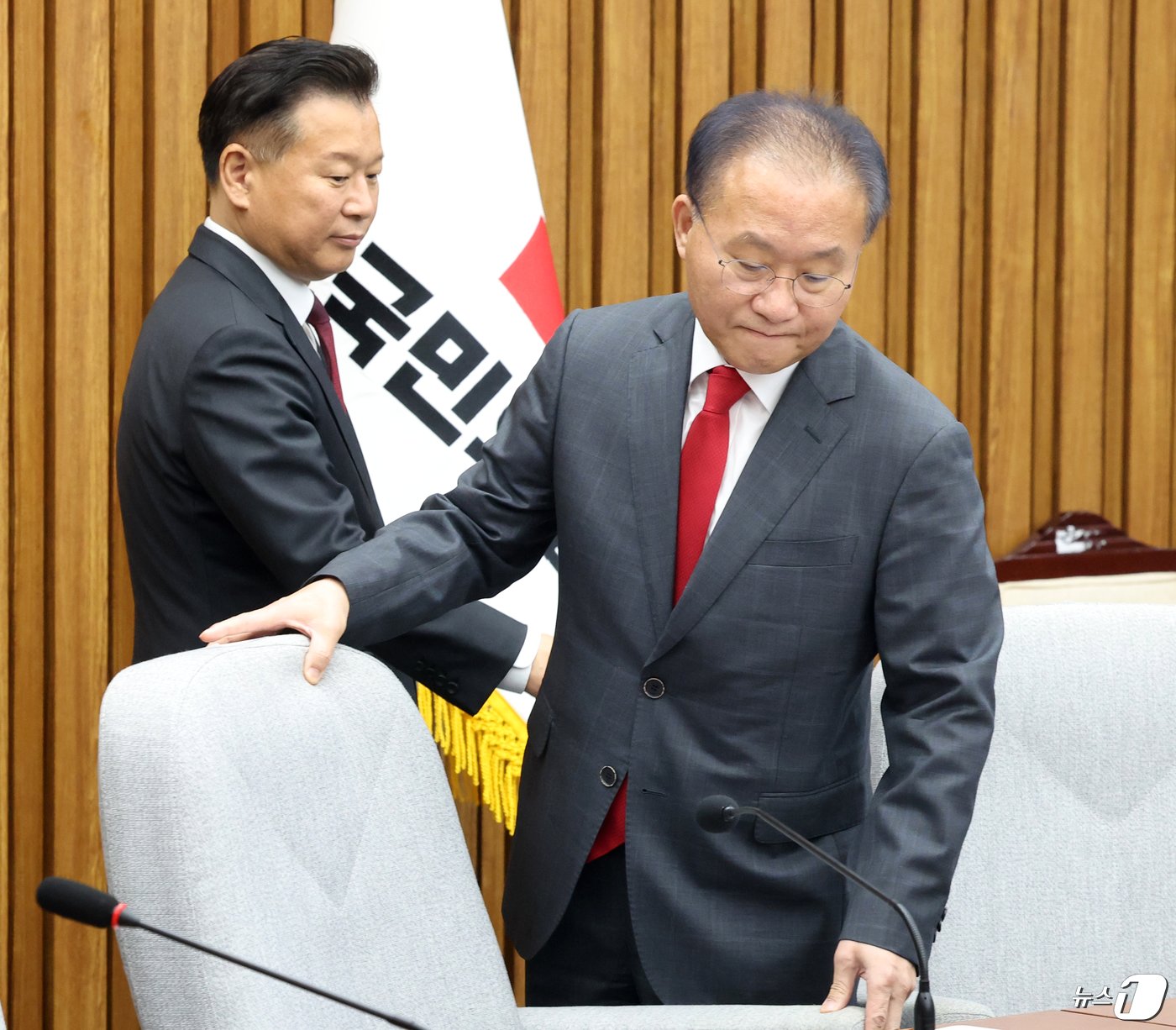 본문 이미지 - 윤재옥 국민의힘 원내대표 겸 당 대표 권한대행이 23일 서울 여의도 국회에서 열린 원내대책회의에 참석하고 있다. 2024.4.23/뉴스1 ⓒ News1 ,송원영 기자