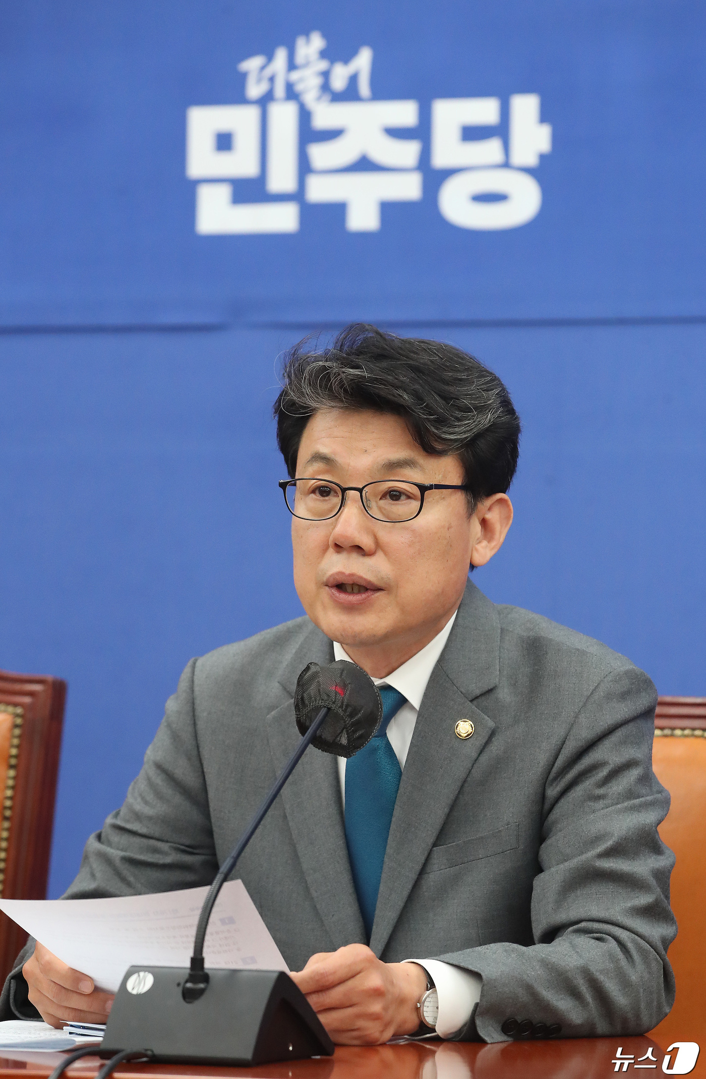 발언하는 진성준 신임 정책위의장 - 뉴스1