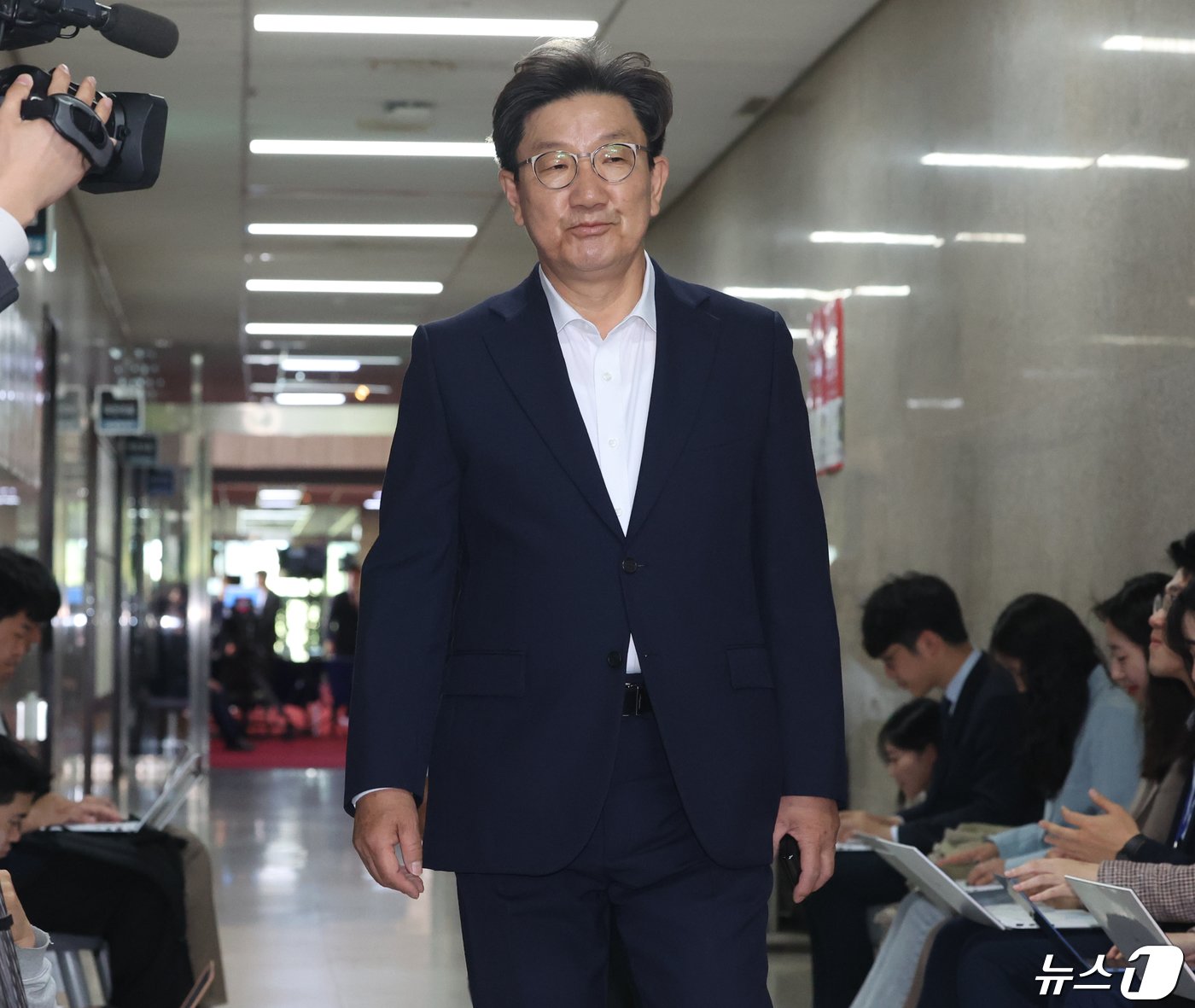 본문 이미지 - 권성동 국민의힘 의원이 23일 서울 여의도 국회에서 열린 중진의원 모임에 참석하고 있다. 2024.4.23/뉴스1 ⓒ News1 ,송원영 기자