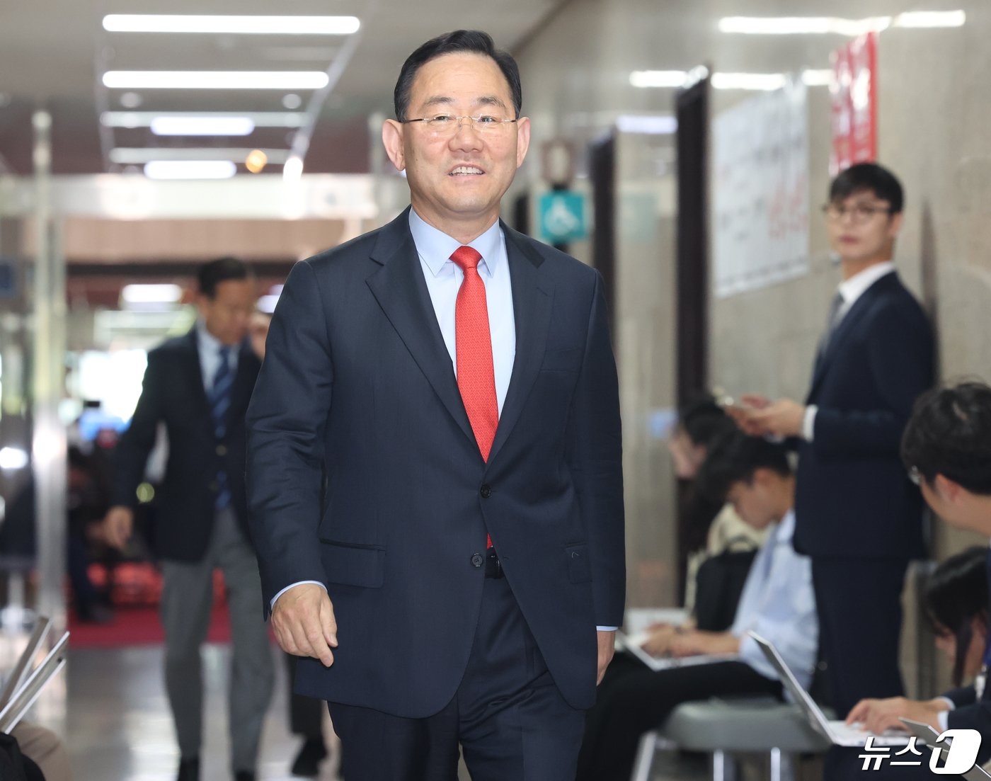 본문 이미지 - 주호영 국민의힘 의원이 23일 서울 여의도 국회에서 열린 중진의원 모임에 참석하고 있다. 2024.4.23/뉴스1 ⓒ News1 ,송원영 기자