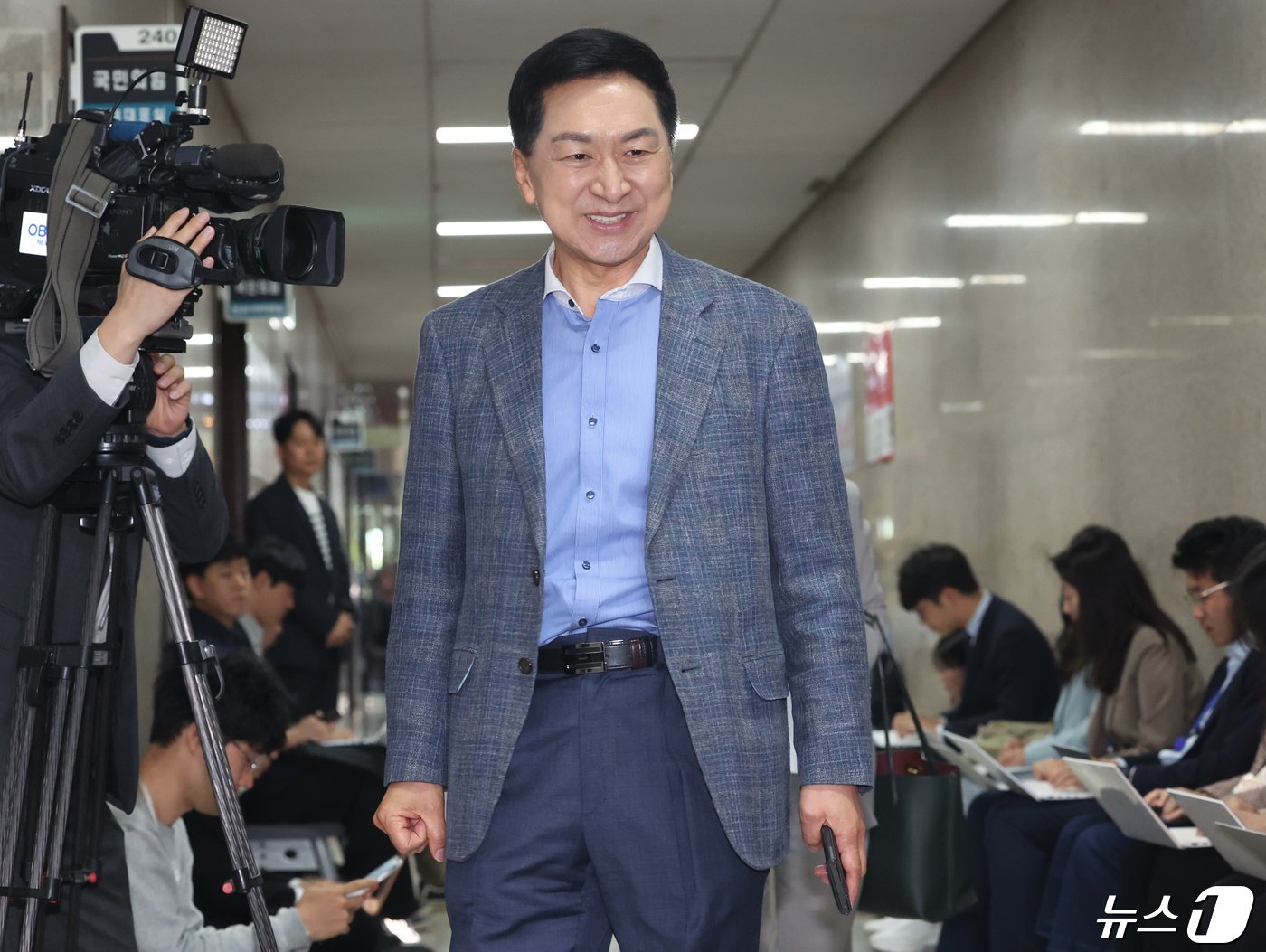 본문 이미지 - 김기현 국민의힘 의원이 23일 서울 여의도 국회에서 열린 중진의원 모임에 참석하고 있다. 2024.4.23/뉴스1 ⓒ News1 ,송원영 기자