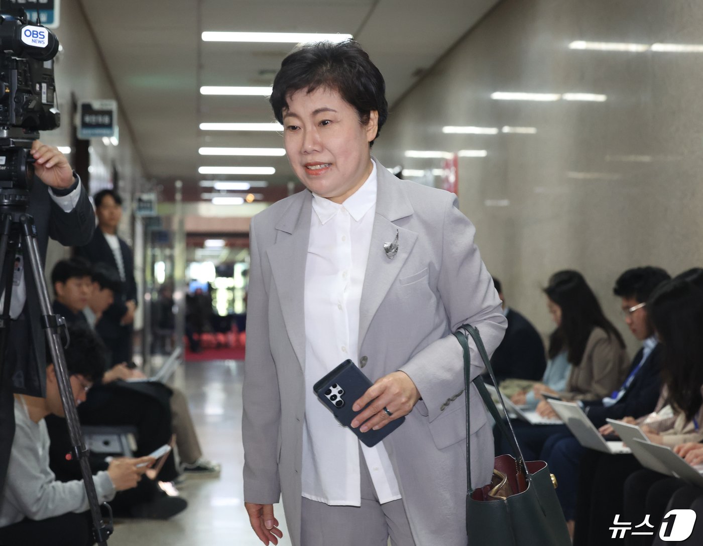 본문 이미지 - 조배숙 국민의힘 의원이 23일 서울 여의도 국회에서 열린 중진의원 모임에 참석하고 있다. 2024.4.23/뉴스1 ⓒ News1 ,송원영 기자