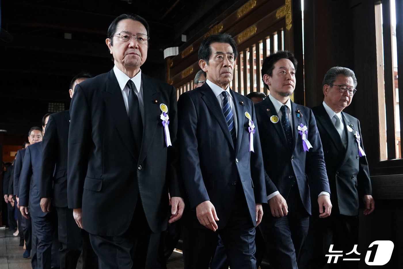 일본 의원들이 23일 &#40;현지시간&#41; 태평양전쟁 A급 전범이 합사된 도쿄의 야스쿠니 신사를 집단 참배하고 있다. 2024. 04. 23 ⓒ AFP=뉴스1 ⓒ News1 우동명 기자