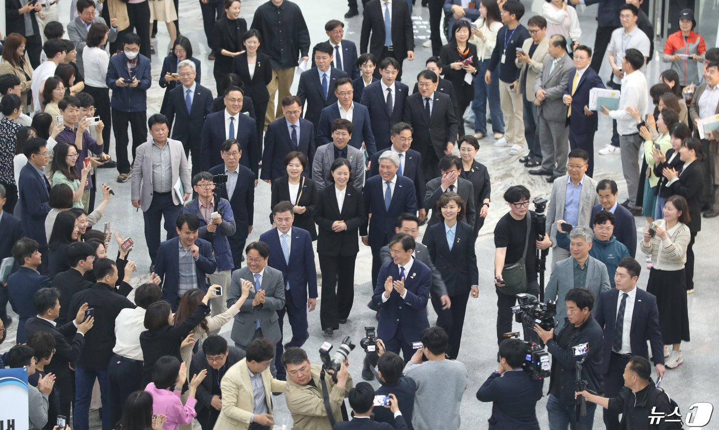 조국혁신당 조국 대표와 당선인들이 23일 광주시청을 찾아 강기정 광주시장과 현안 간담회장으로 이동하면서 시공무원들로부터 환호를 받고 있다.2024.4.23/뉴스1 ⓒ News1 박준배 기자