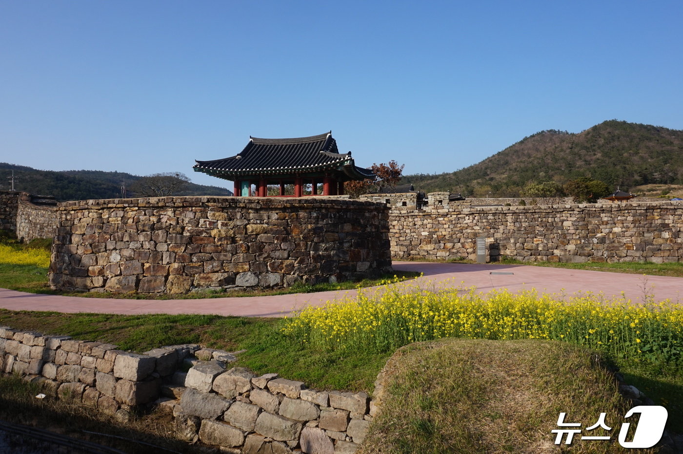 남도진성의 남문 옹성 2024.4.26./뉴스1 ⓒ News1 조영석 기자  