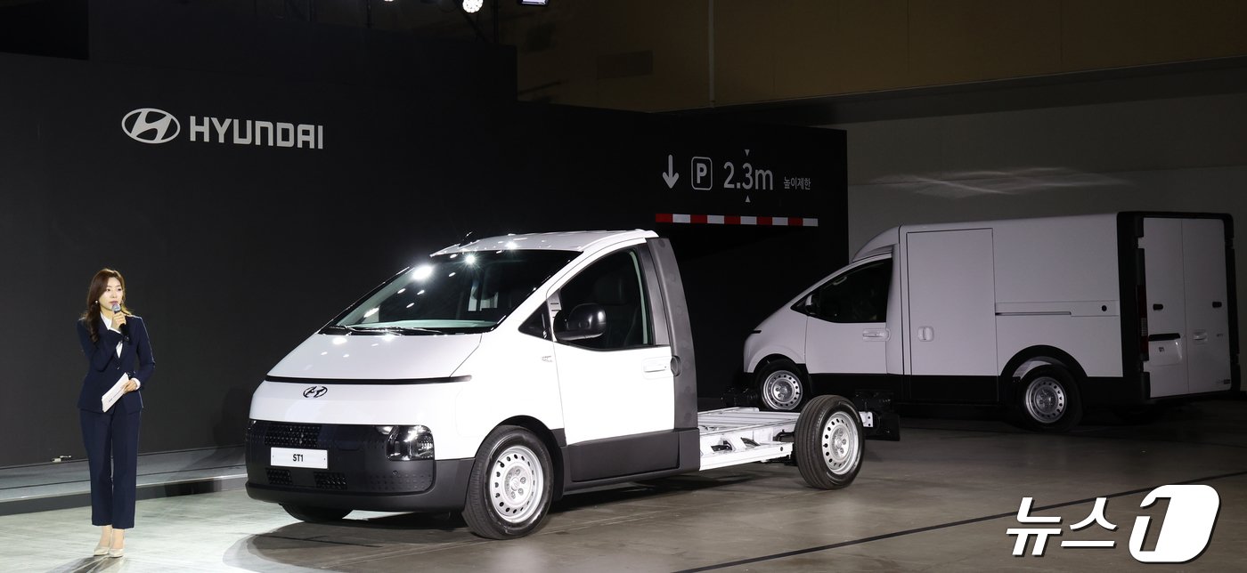본문 이미지 - 23일 인천시 연수구 송도컨벤시아에서 열린 현대자동차 ST1 신차발표회에서 차량의 플랫폼이 선보이고 있다.  ⓒ News1 김명섭 기자