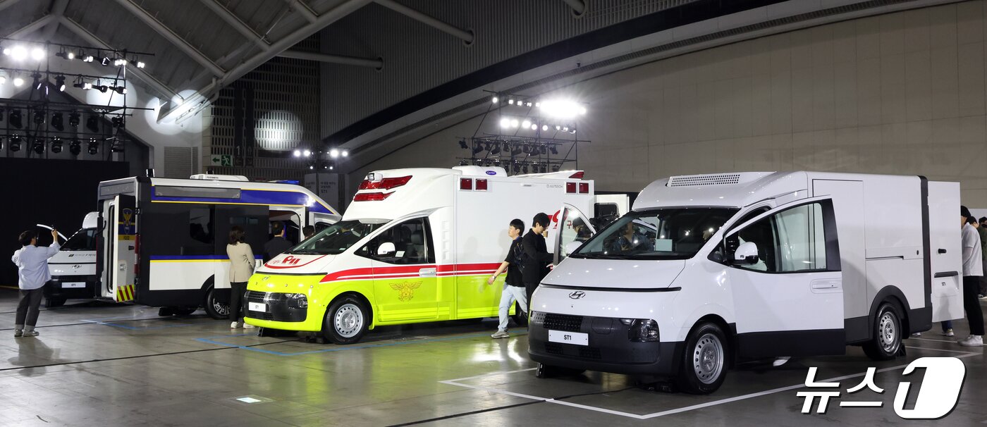 본문 이미지 - 23일 인천시 연수구 송도컨벤시아에서 열린 현대자동차 ST1 신차발표회에서 다양한 차량의 플랫폼이 선보이고 있다. 2024.4.24/뉴스1 ⓒ News1 김명섭 기자