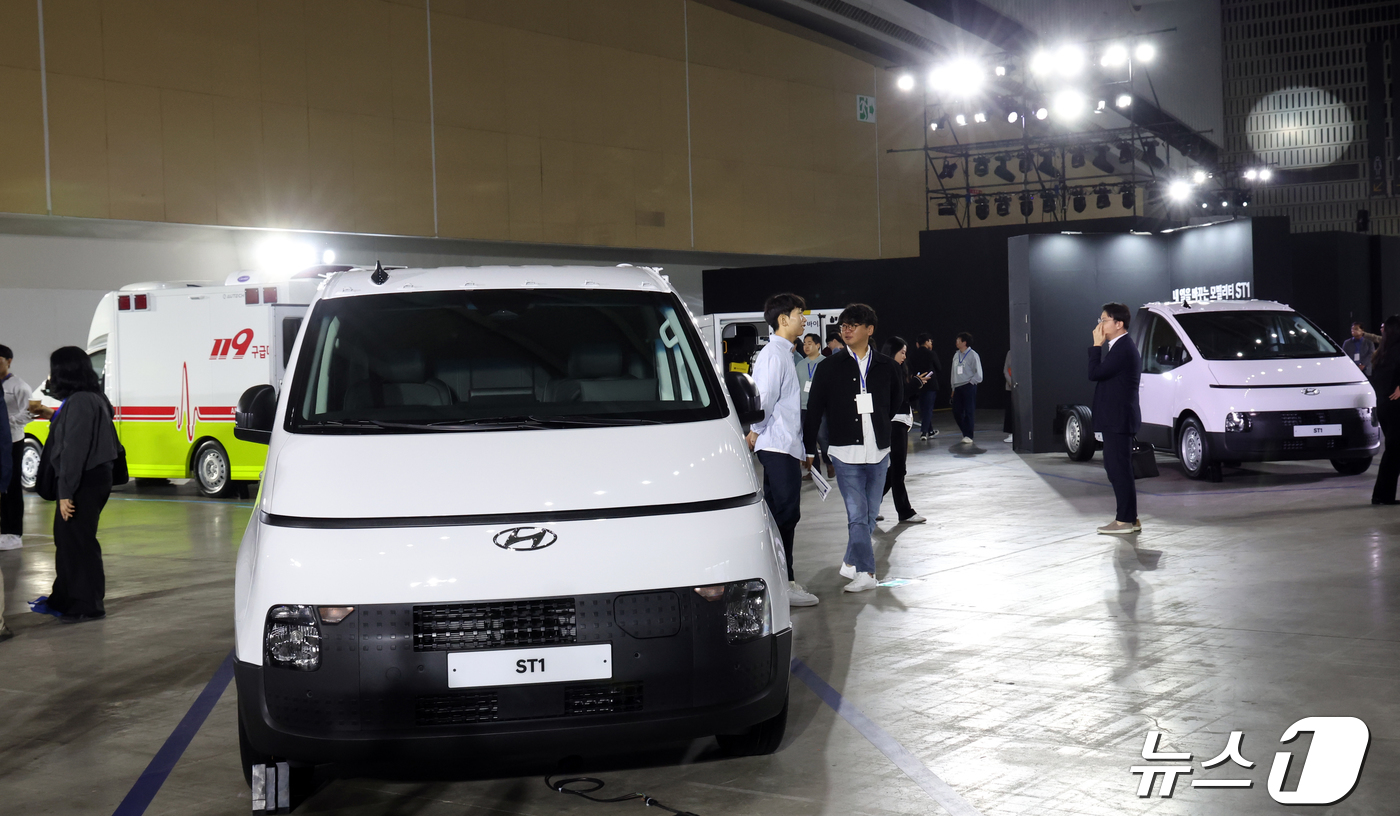 (인천=뉴스1) 김명섭 기자 = 23일 인천시 연수구 송도컨벤시아에서 열린 현대자동차 ST1 신차발표회에서 다양한 차량의 플랫폼이 선보이고 있다.ST1은 샤시캡, 카고, 카고 냉동 …