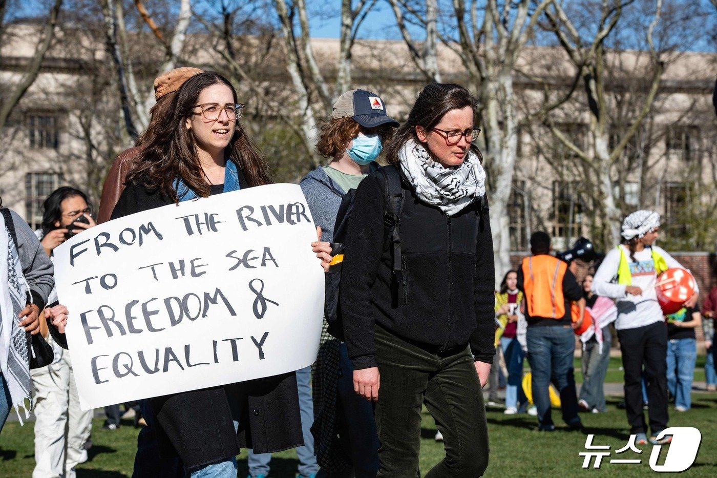 본문 이미지 - 22일(현지시간) 매사추세츠 공과대학(MIT) 내 팔레스타인 지지자들이 MIT에서 팔레스타인을 위한 집회를 열고 있다. 2024.04.23 ⓒ AFP=뉴스1 ⓒ News1 조소영 기자