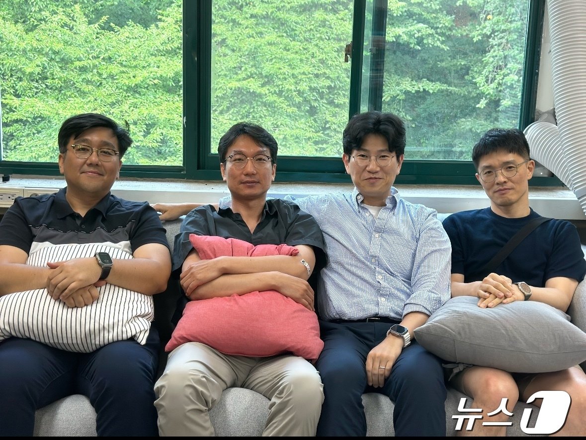 본문 이미지 - 왼쪽부터 로렌스리버모어국립연구원 최원진 박사, 한국기술교육대 채수상 교수, 경희대 오진영 교수, 가천대 이태일 교수.(한국연구재단 제공)/뉴스1