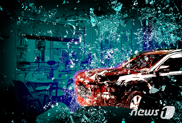 우회전하다 인도로 돌진한 경차, 가판대까지 추돌…행인 2명 부상