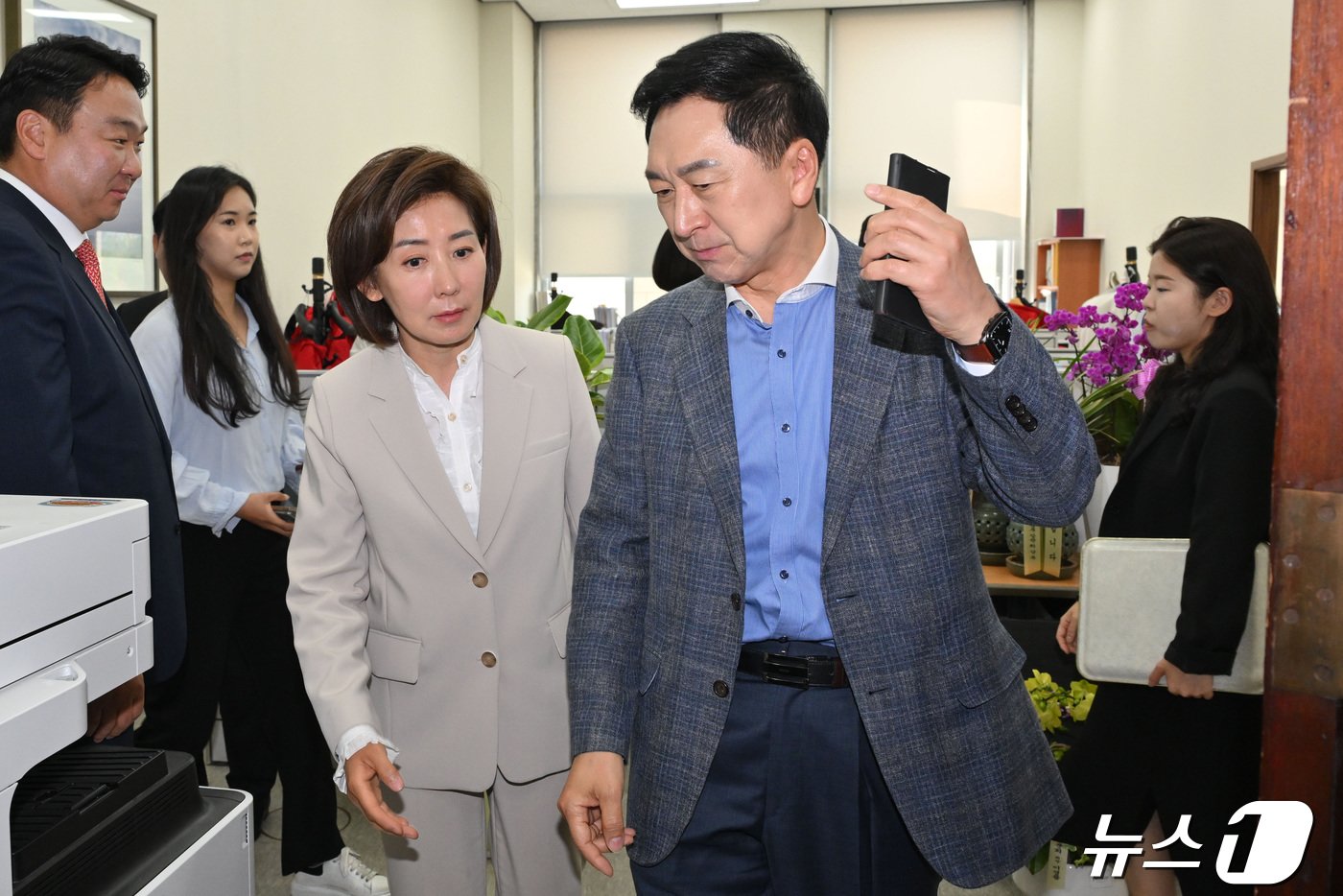본문 이미지 - 국민의힘 김기현 의원과 나경원 당선인이 23일 오전 서울 여의도 국회에서 윤재옥 원내대표 겸 대표 권한대행 주재로 열린 4선 이상 중진 간담회를 마치고 원내대표실을 나서고 있다. (공동취재) 2024.4.23/뉴스1 ⓒ News1 송원영 기자