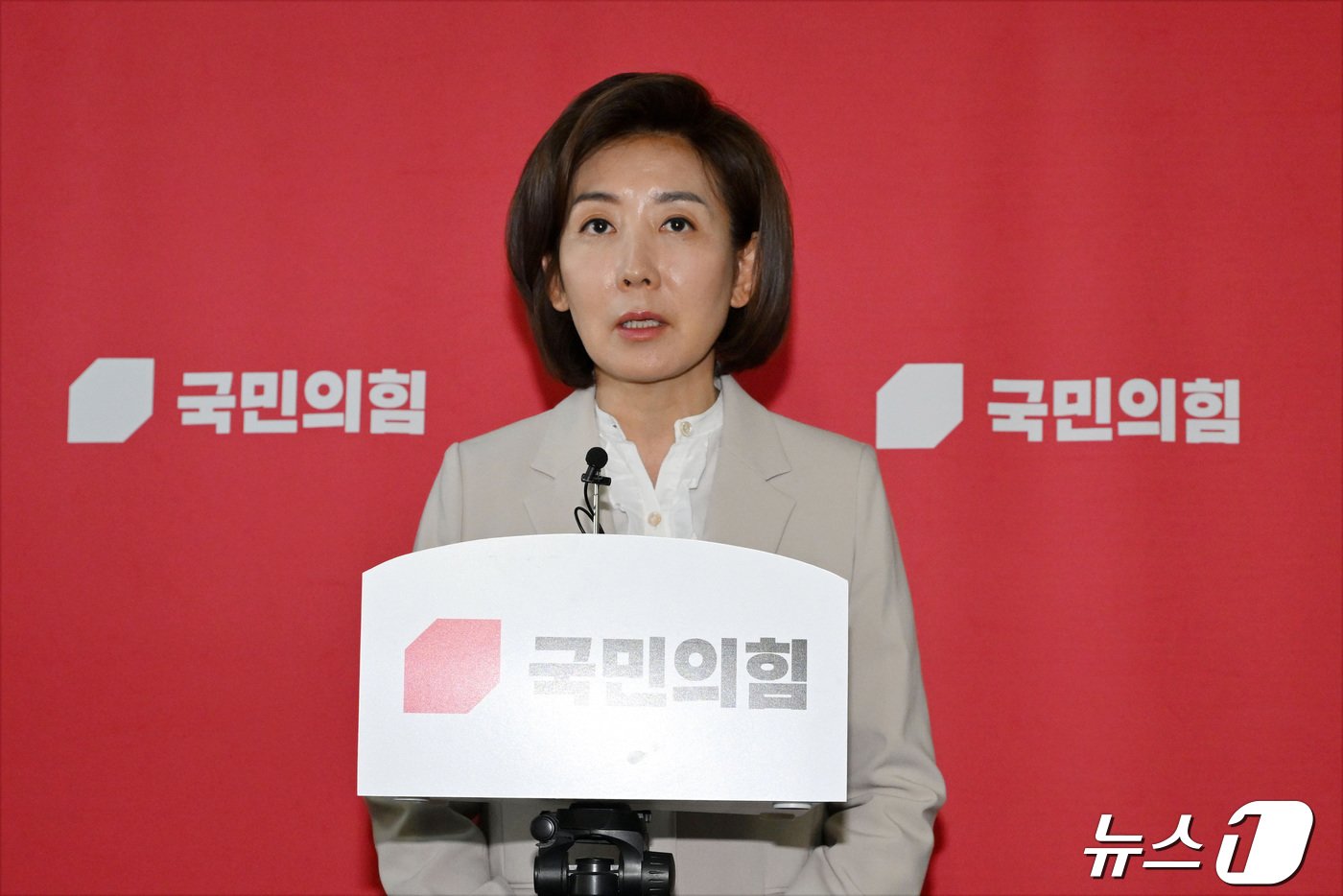 본문 이미지 - 나경원 국민의힘 당선인이 23일 오전 서울 여의도 국회에서 윤재옥 원내대표 겸 대표 권한대행 주재로 열린 4선 이상 중진 간담회를 마치고 취재진의 질문에 답하고 있다. (공동취재) 2024.4.23/뉴스1 ⓒ News1 송원영 기자