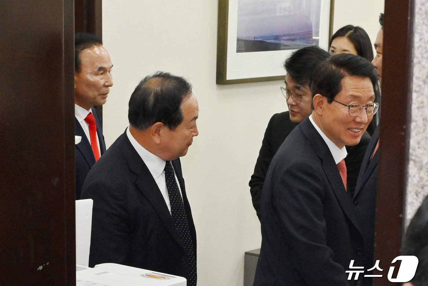 본문 이미지 - 국민의힘 김상훈, 한기호, 박덕흠 의원 등이 23일 오전 서울 여의도 국회에서 윤재옥 원내대표 겸 대표 권한대행 주재로 열린 4선 이상 중진 간담회를 마치고 원내대표실을 나서고 있다. (공동취재) 2024.4.23/뉴스1 ⓒ News1 송원영 기자