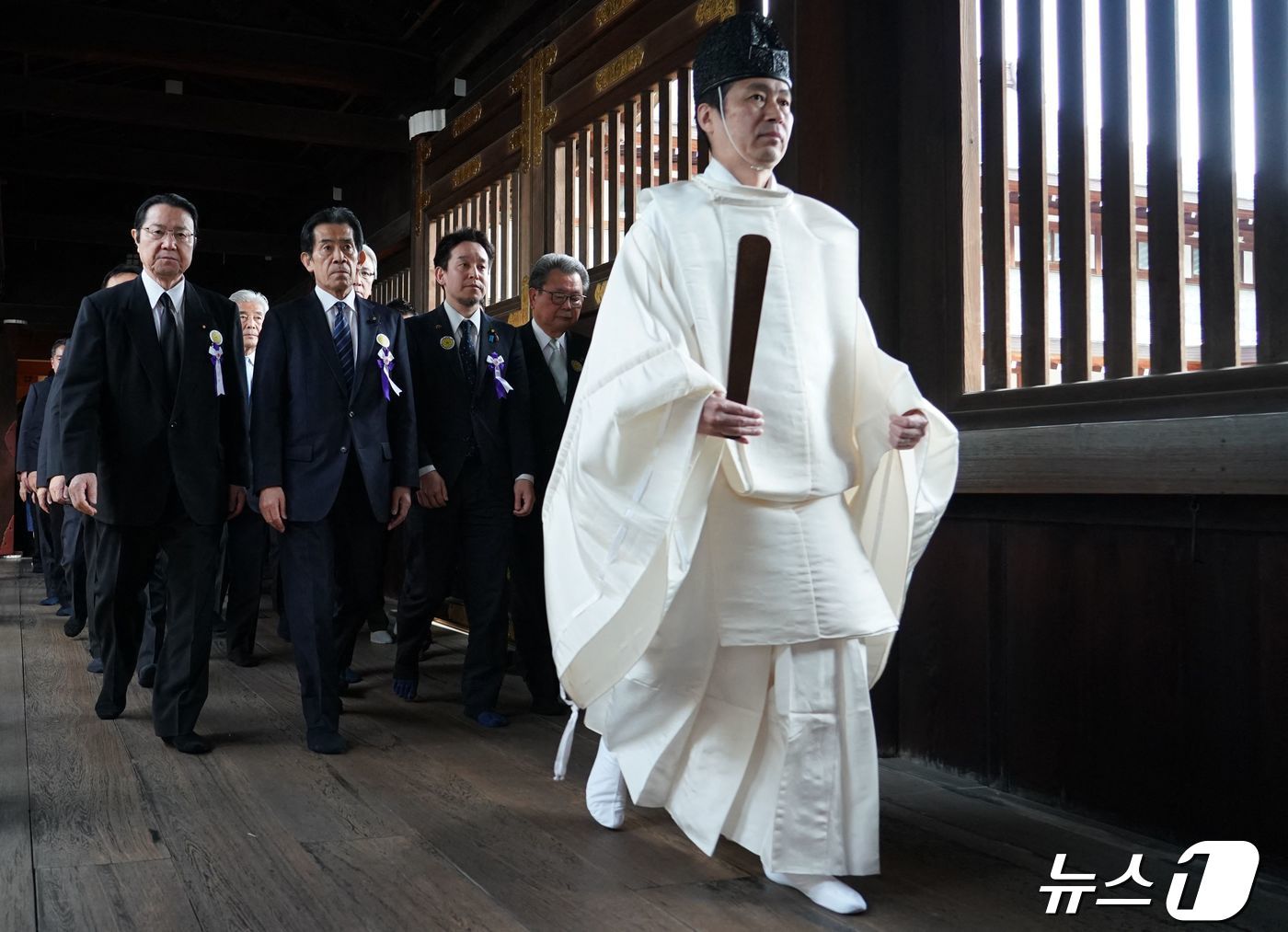 본문 이미지 - 23일 일본 도쿄 야스쿠니 신사에서 &#39;다함께 야스쿠니를 참배하는 국회의원 모임&#39; 소속 국회의원 94명이 집단 참배에 참석했다. 2024.04.23/ ⓒ AFP=뉴스1 ⓒ News1 권진영 기자