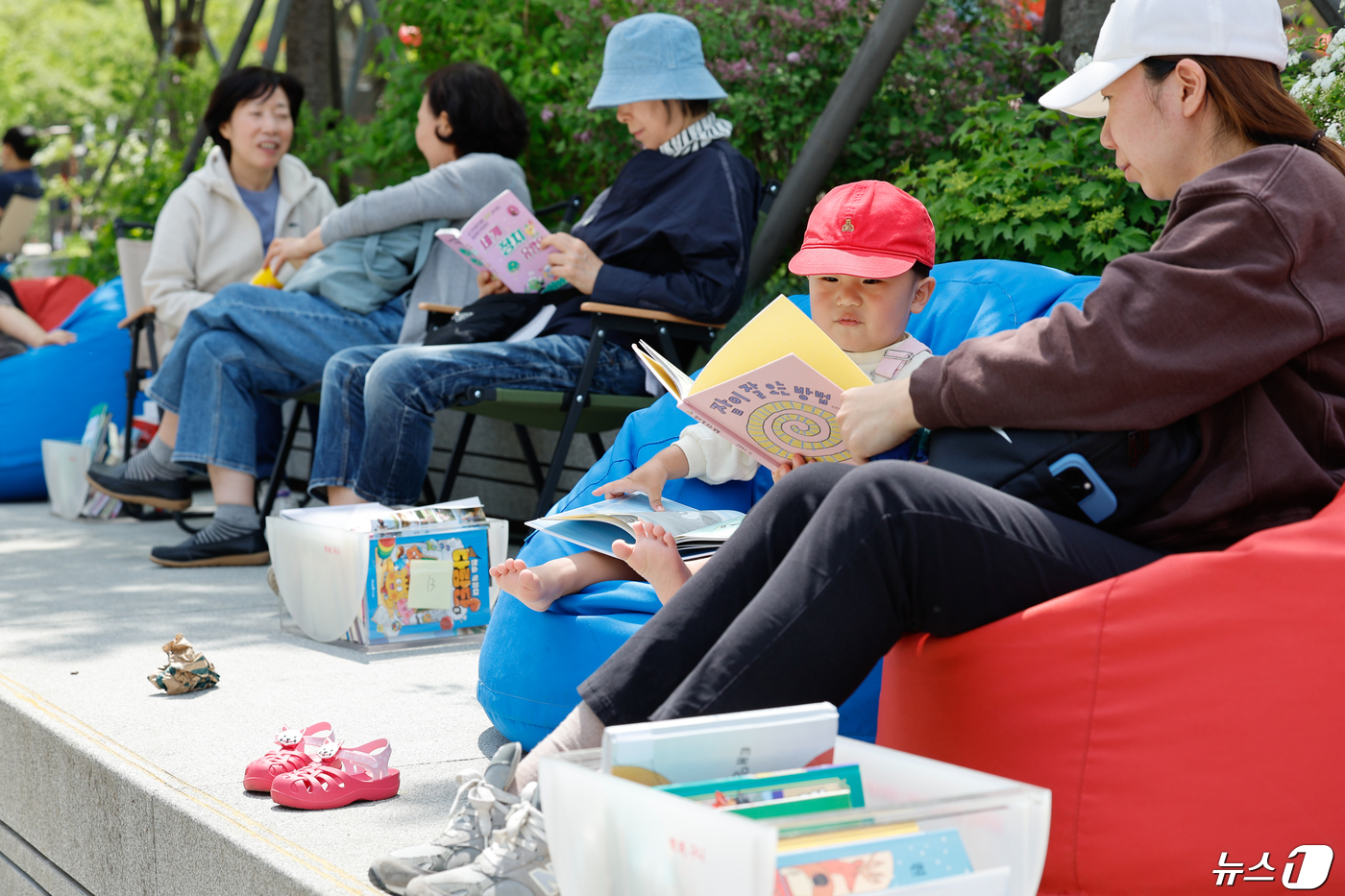 (서울=뉴스1) 안은나 기자 = 세계 책의 날인 23일 서울 종로구 광화문 광장에서 한 어린이와 어머니가 책을 읽고 있다. 2024.4.23/뉴스1