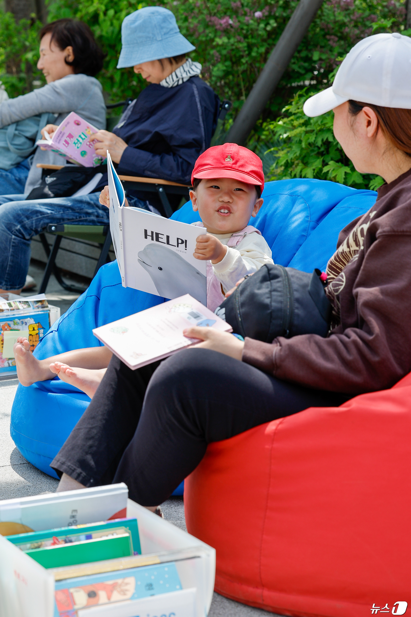 (서울=뉴스1) 안은나 기자 = 세계 책의 날인 23일 서울 종로구 광화문 광장에서 한 어린이와 어머니가 책을 읽고 있다. 2024.4.23/뉴스1