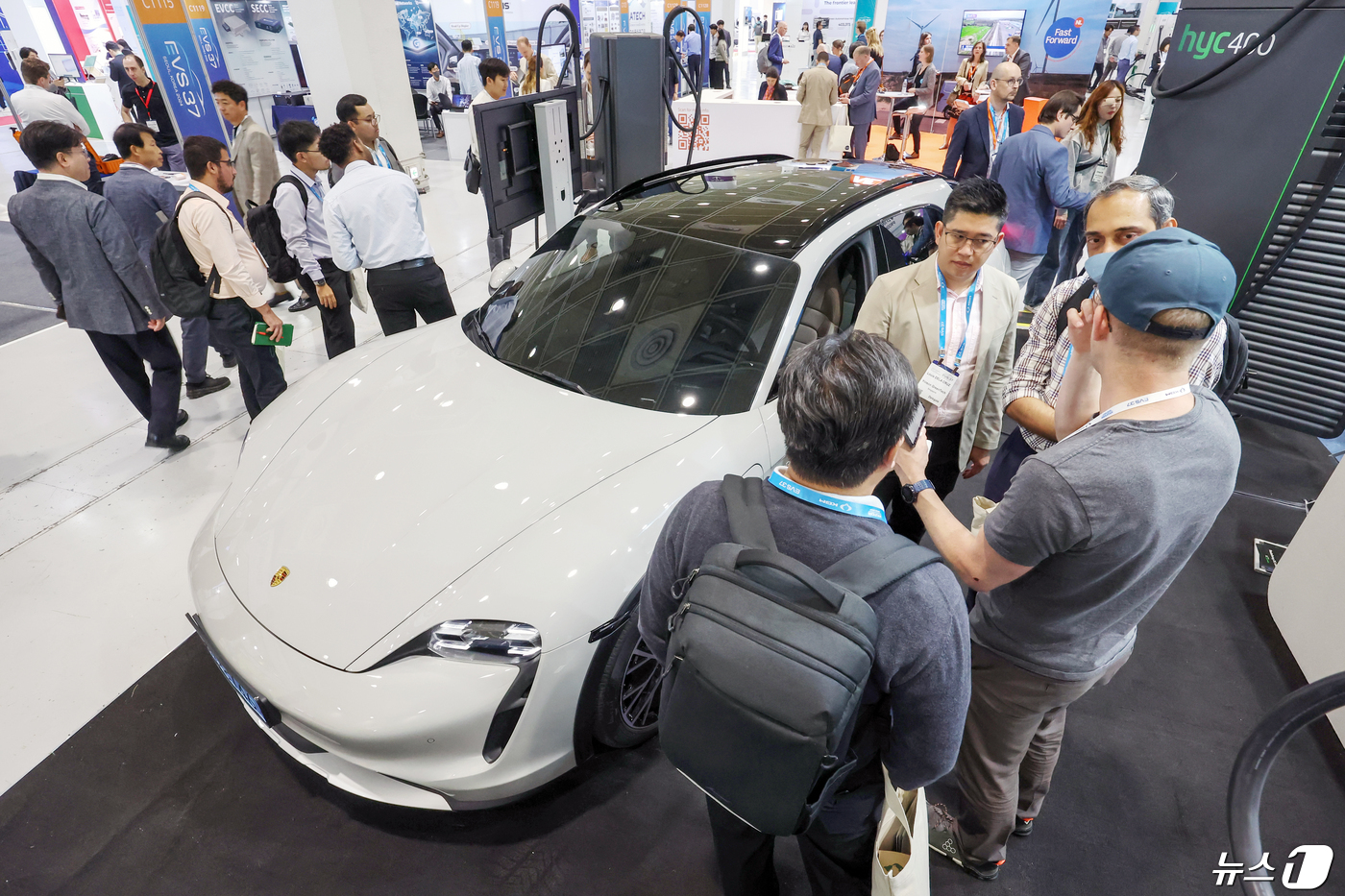 (서울=뉴스1) 민경석 기자 = 23일 서울 강남구 코엑스에서 열린 '제37회 세계 전기자동차 전시회(EVS37)'를 찾은 세계 각국의 업계 관계자 및 관람객들이 전기차 및 충전시 …