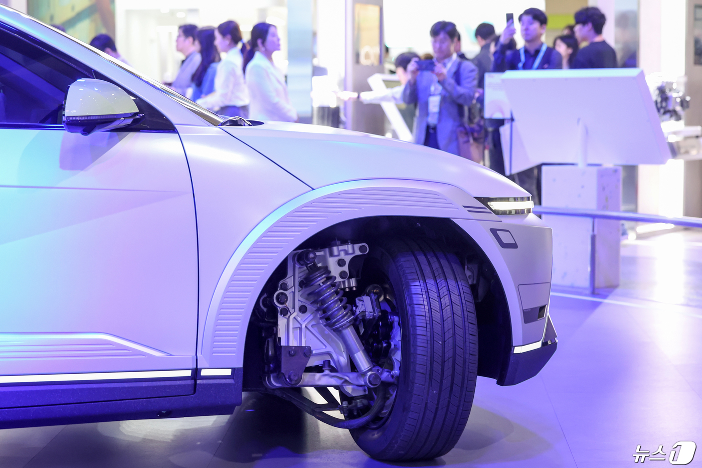 (서울=뉴스1) 민경석 기자 = 23일 서울 강남구 코엑스에서 열린 '제37회 세계 전기자동차 전시회(EVS37)'에서 자동차 바퀴를 90도로 회전시켜 주행하는 '크랩 드라이빙' …