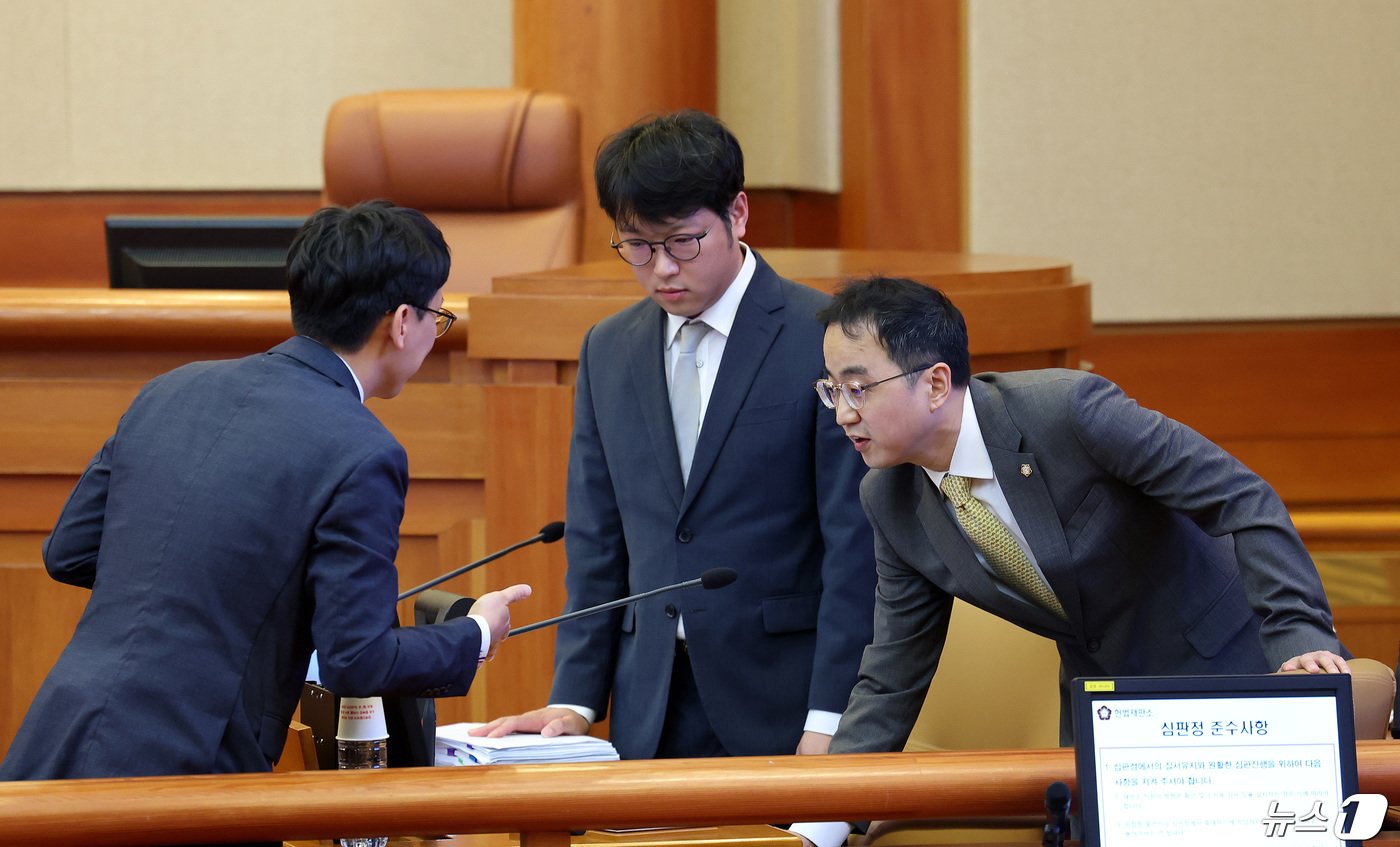 23일 서울 종로구 헌법재판소 대심판정에서 열린 &#39;기후 소송&#39;의 첫 공개 변론에 피청구인인 정부 측 변호인단이 대화를 나누고 있다. 2024.4.23/뉴스1 ⓒ News1 박지혜 기자