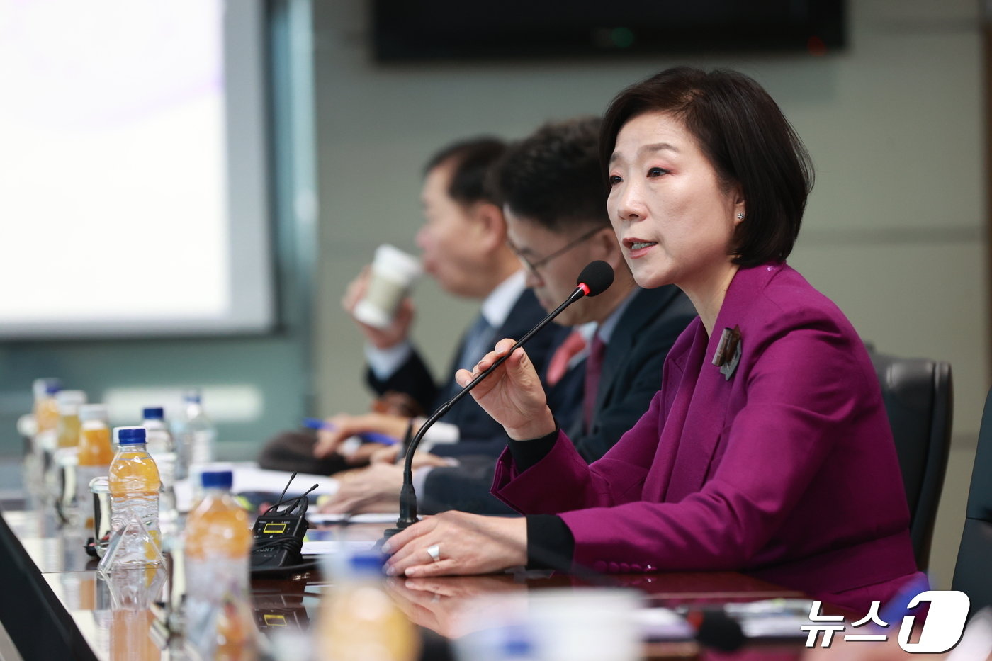 본문 이미지 - 오영주 중소벤처기업부 장관이 서울 영등포구 기술보증기금 서울지점에서 열린 '중기부-공공기관 정책원팀 토론회'에서 인사말을 하고 있다. (중기부 제공)
