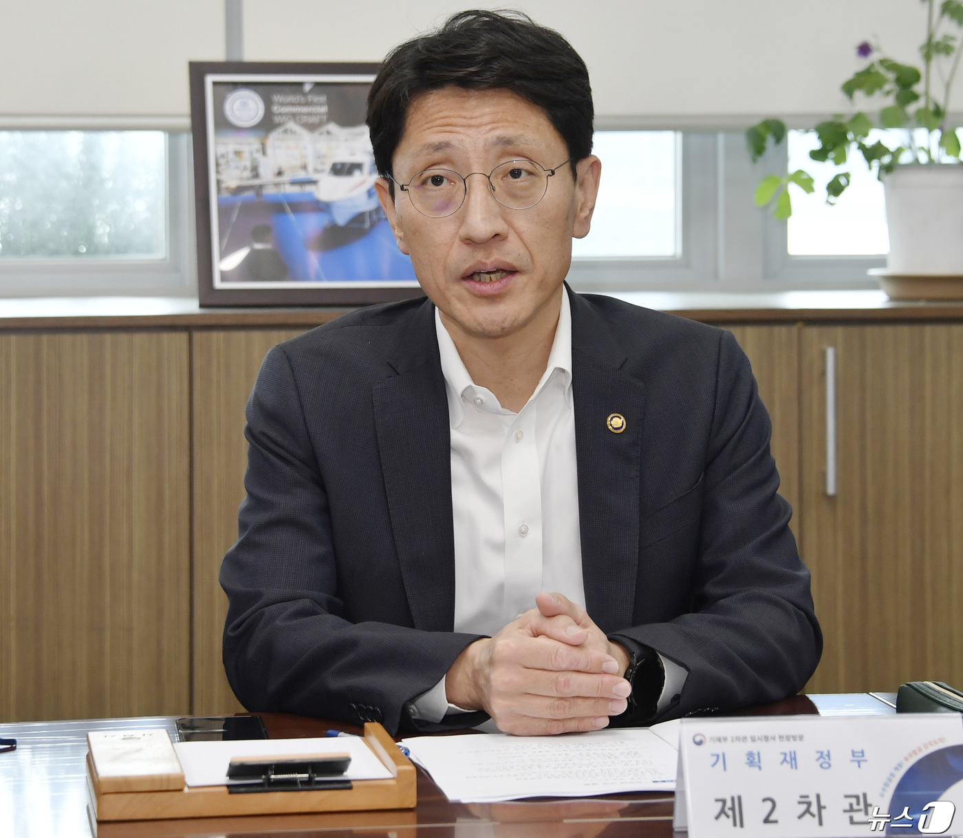 (서울=뉴스1) = 김윤상 기획재정부 차관이 23일 오후 경상남도 사천시 소재 우주항공청 임시청사를 방문, 우주항공청 현장 간담회를 주재하고 있다. (기획재정부 제공) 2024.4 …