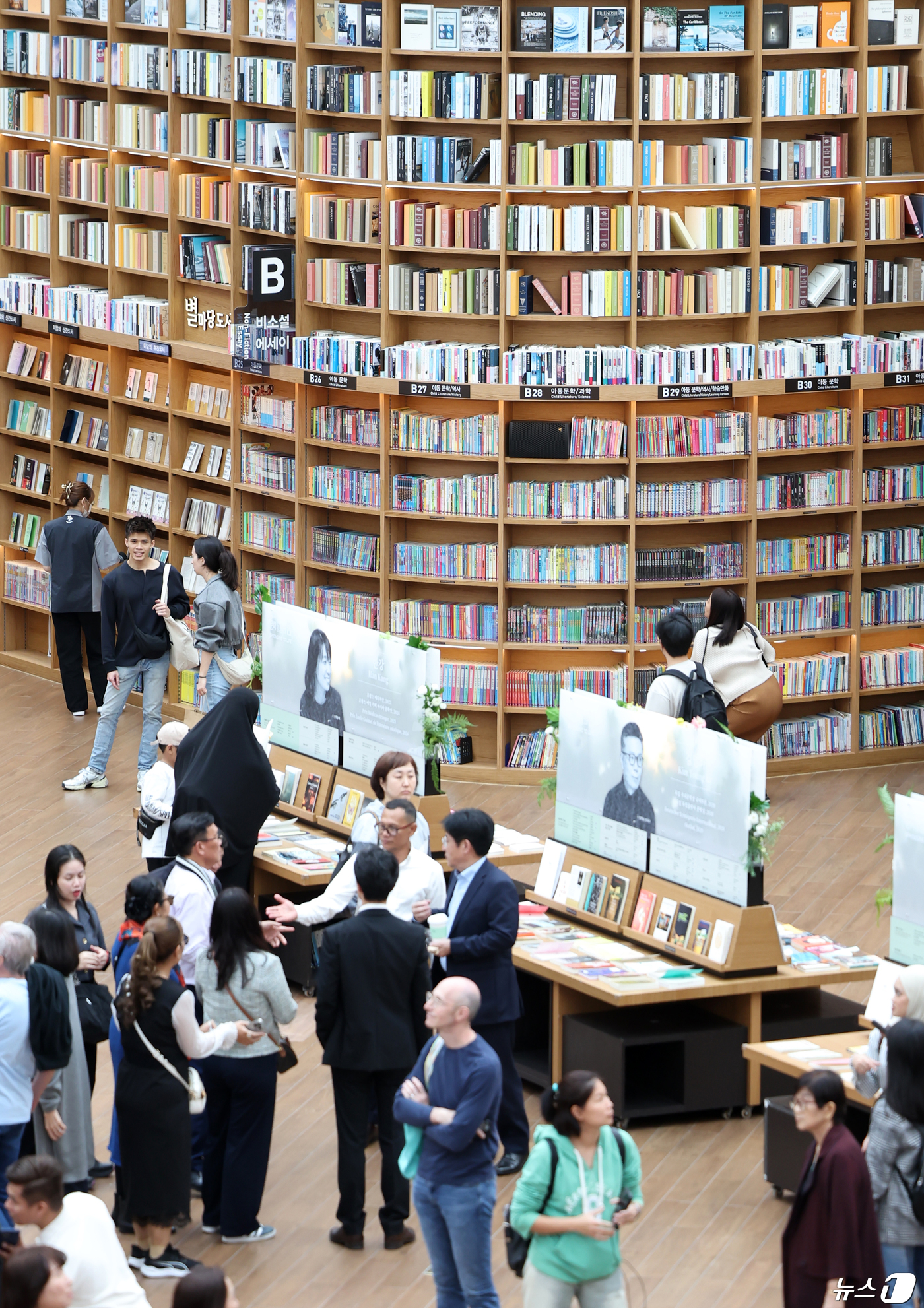 (서울=뉴스1) 민경석 기자 = 세계 책의 날을 맞은 23일 서울 강남구 코엑스 별마당 도서관이 시민들과 관광객들로 북적이고 있다. 2024.4.23/뉴스1