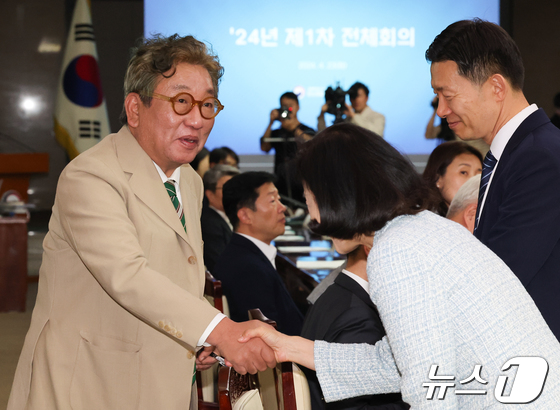 참석자들과 인사하는 김상협 민간위원장