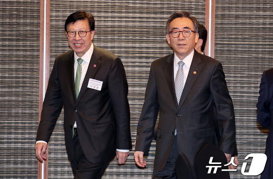 나란히 참석하는 조태열 외교부 장관·박형준 부산시장
