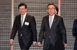 나란히 참석하는 조태열 외교부 장관·박형준 부산시장