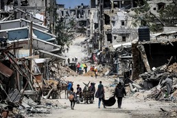 [포토] 이 공격에 무너진 마을 위를 걷는 가자 아이들