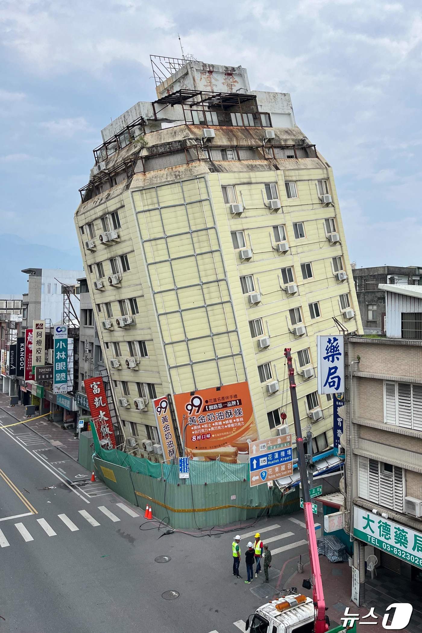 (화롄 AFP=뉴스1) 최종일 기자 = 23일 대만 동북부 화롄에서 '풀 호텔' 건물이 밤새 이어진 여러 차례의 여진으로 기울어져 있는 모습이다. 이 건물은 지난 3일 지진으로 처 …