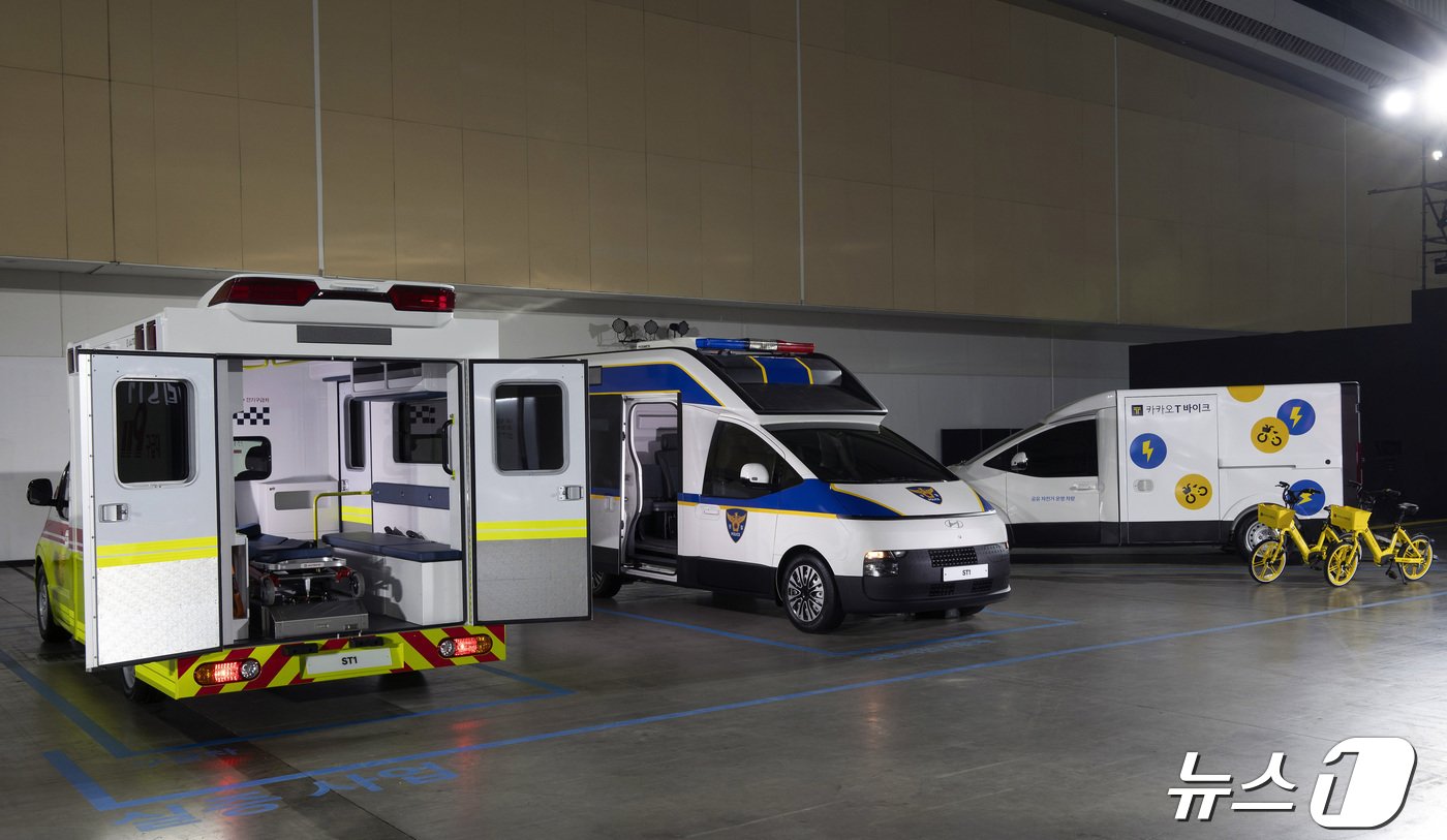 본문 이미지 - (왼쪽부터)ST1 응급 구조차, 경찰 작전차, 전기 바이크 충전차가 전시되어 있는 모습(현대차 제공)