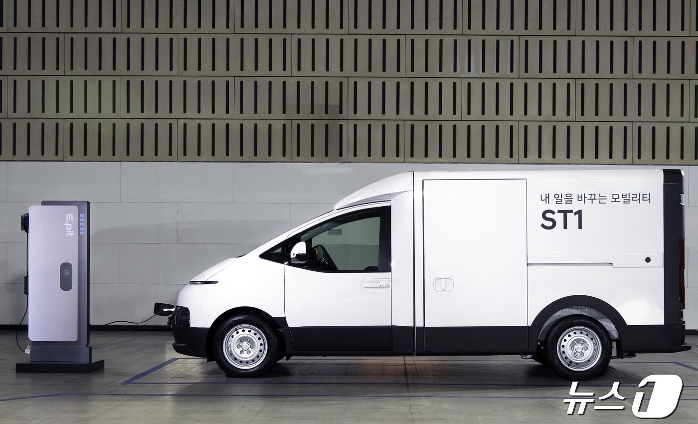 본문 이미지 -  충전 중인 ST1 카고.(현대차 제공)