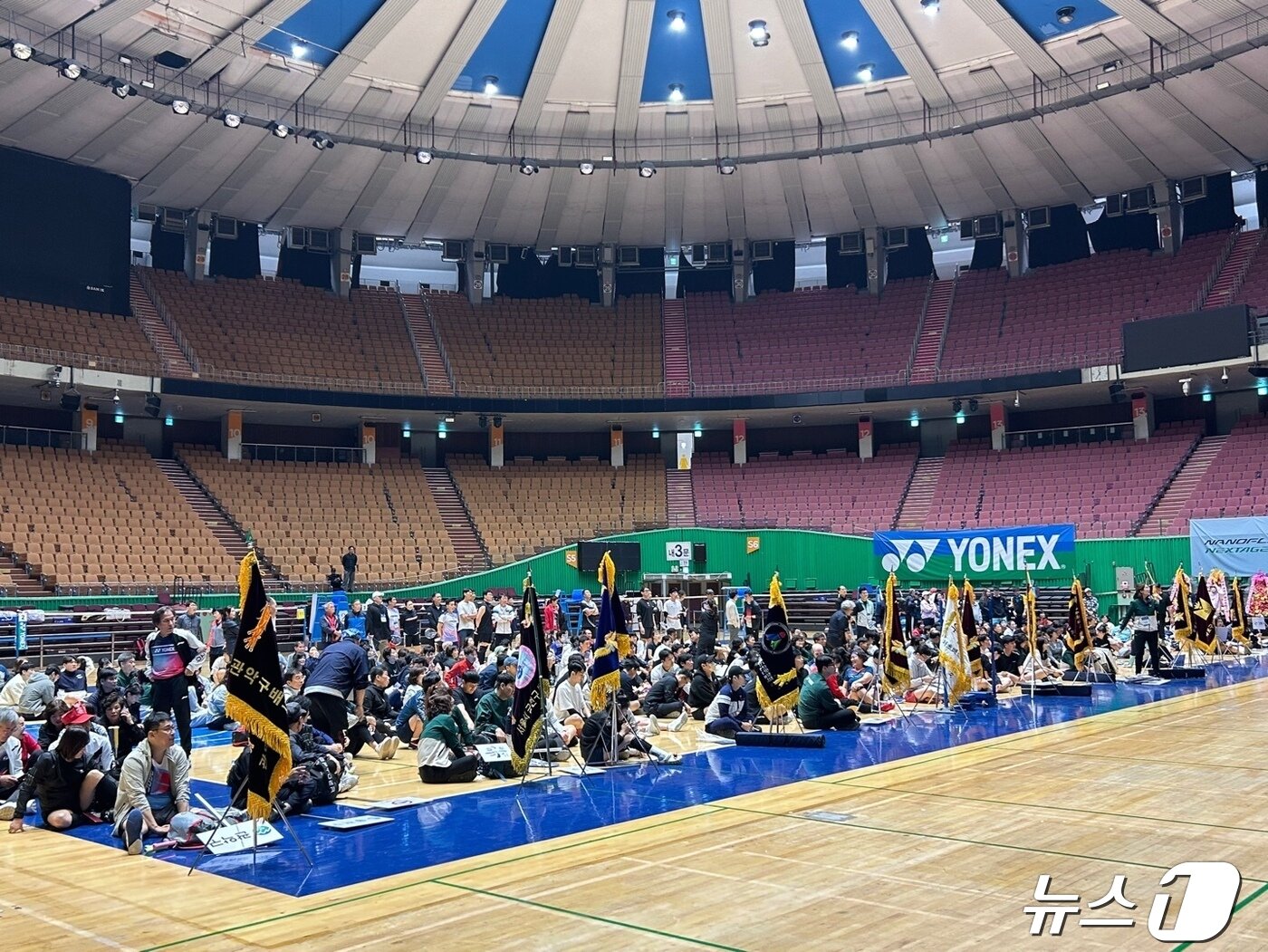 본문 이미지 -  20일 서울 송파구 잠실실내체육관에서 진행된 서울시장기 배드민턴 대회 개막식. ⓒ News1 문대현 기자 