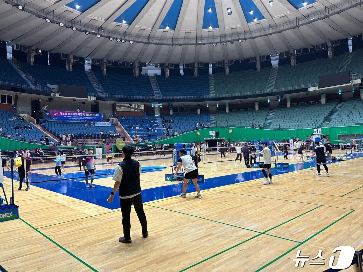 본문 이미지 -  20일 서울 송파구 잠실실내체육관에서 진행된 서울시장기 배드민턴 대회 개막식. ⓒ News1 문대현 기자  