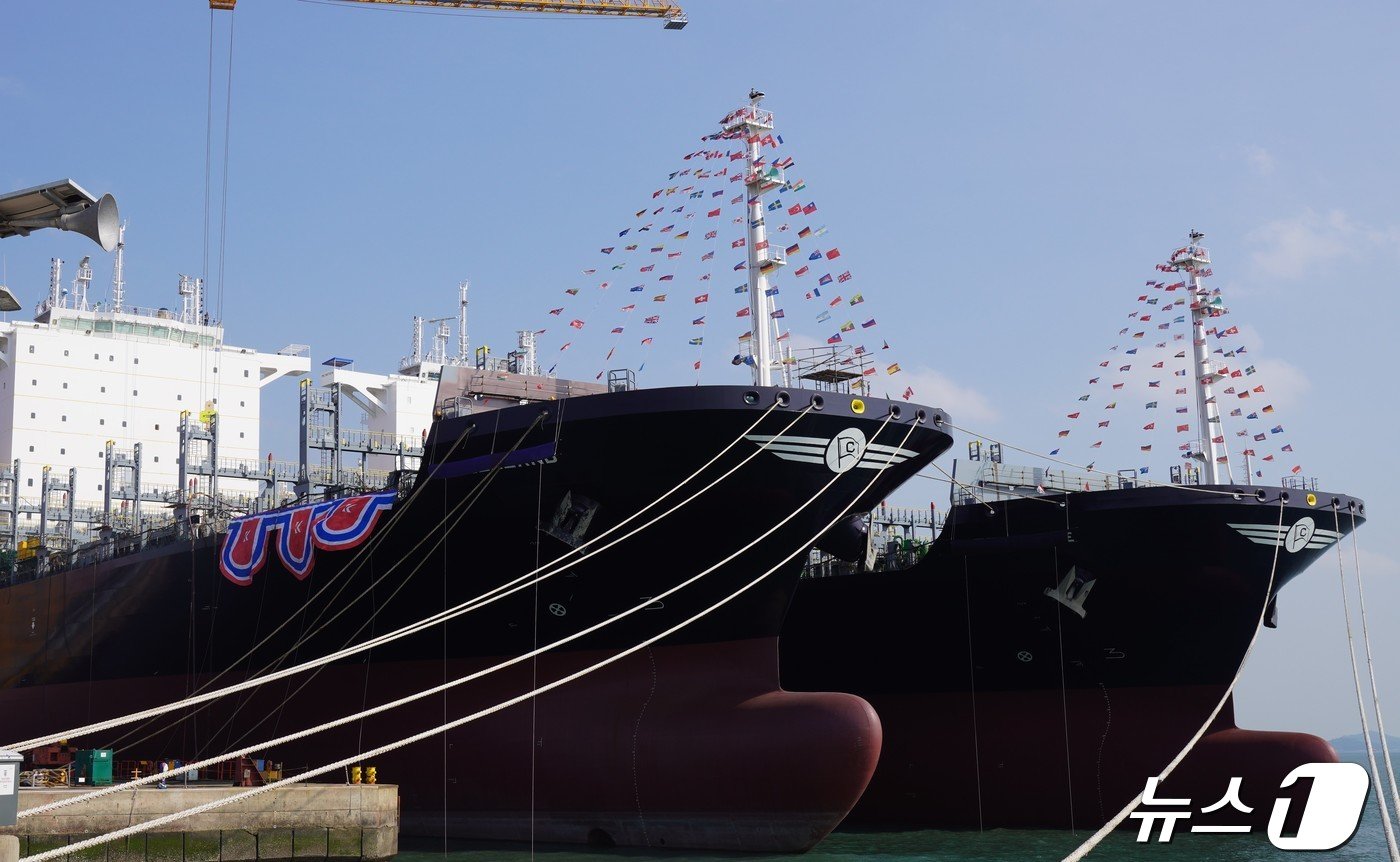 본문 이미지 - 대한조선이 8000TEU급 컨테이너선 3척을 성공적으로 건조하고 23일 전남 해남 조선소에서 동시 명명식을 개최했다.(대한조선 제공)2024.4.23/뉴스1 ⓒ News1