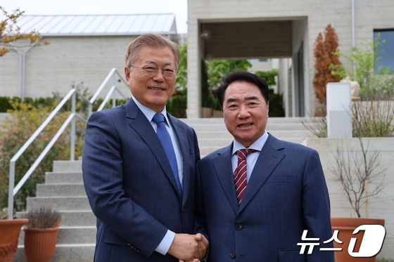 문재인 전 대통령 만난 이석현 비대위원장