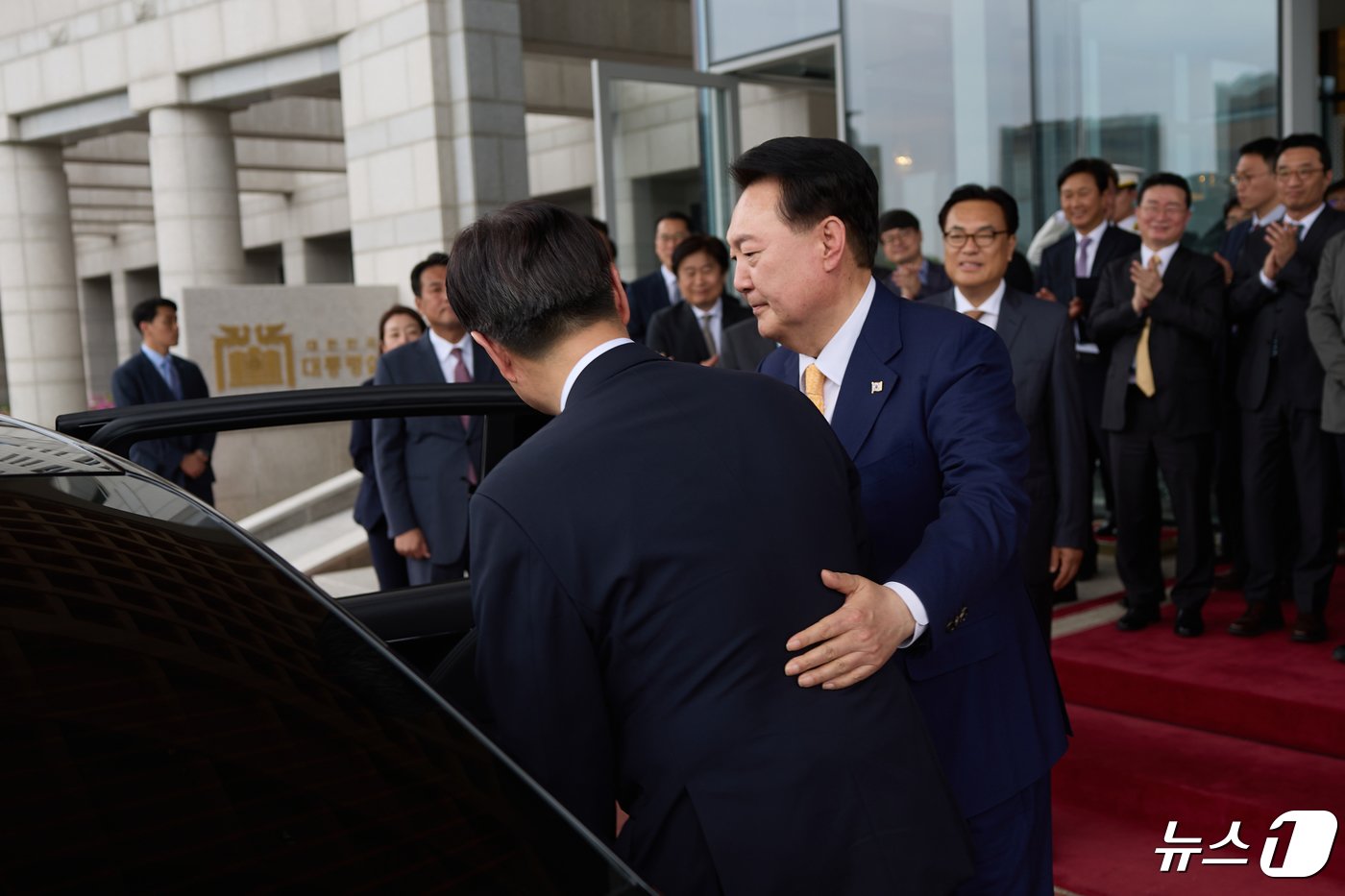 본문 이미지 - 윤석열 대통령이 23일 오후 용산 대통령실 청사에서 열린 이관섭 비서실장 퇴임 및 정진석 신임 비서실장 취임 인사 행사를 마친 후 대통령실을 떠나는 이 비서실장을 배웅하고 있다. (대통령실 제공) 2024.4.23/뉴스1 ⓒ News1 오대일 기자