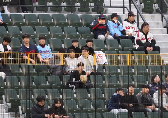 사직 '성 담장' 3년 만에 철거된다…롯데, 장타력 극대화 기대