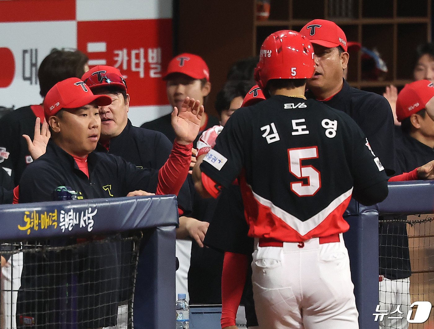 본문 이미지 - 이범호 감독과 김도영. /뉴스1 DB ⓒ News1 김진환 기자