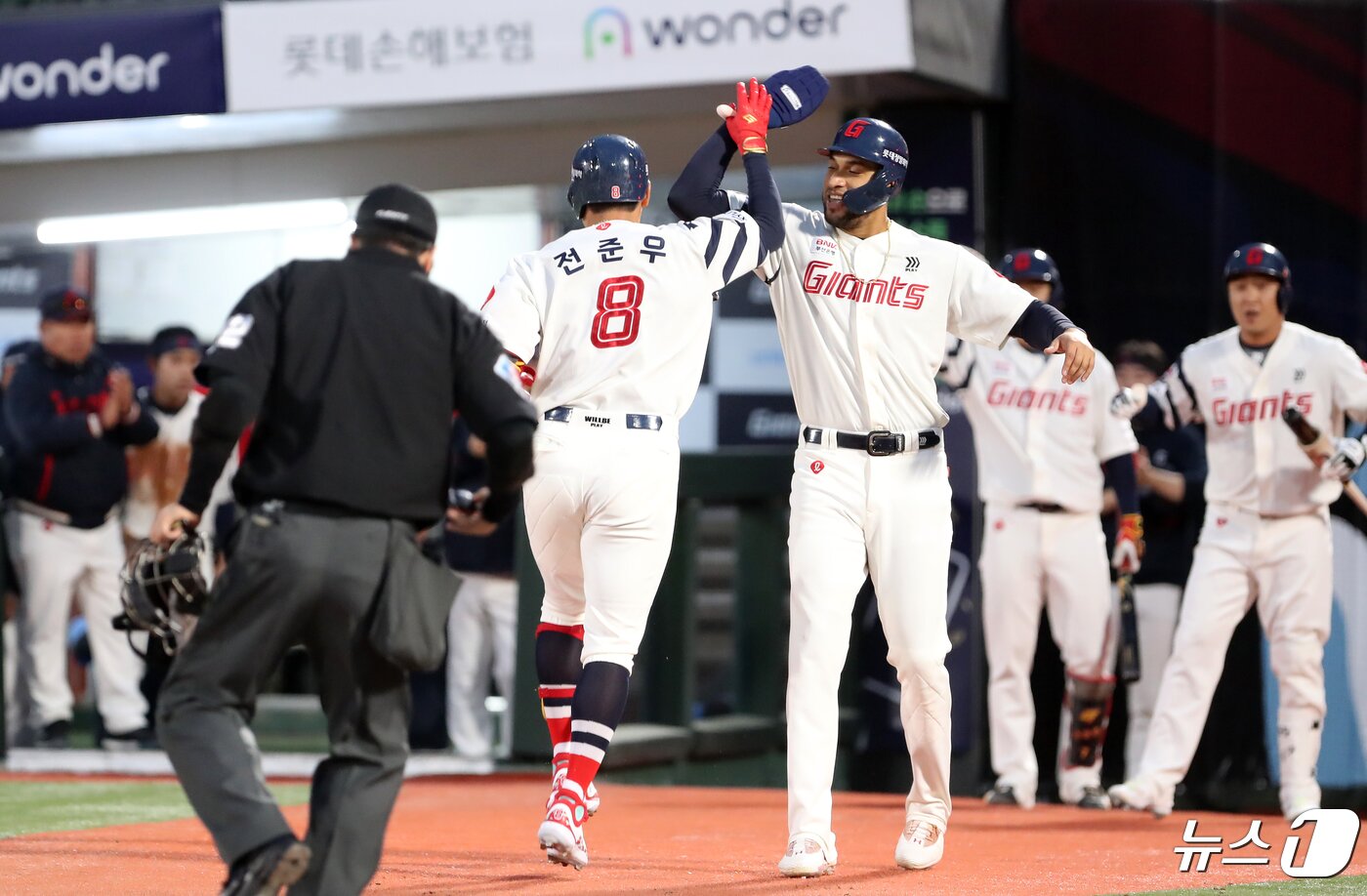 23일 오후 부산 사직야구장에서 열린 &#39;2024 신한 SOL 뱅크 KBO리그&#39; 롯데 자이언츠와 SSG 랜더스의 경기, 1회말 2사 주자 1루 상황 롯데 전준우가 2점 홈런을 때린 뒤 레이예스와 하이파이브를 하고 있다. 2024.4.23/뉴스1 ⓒ News1 윤일지 기자