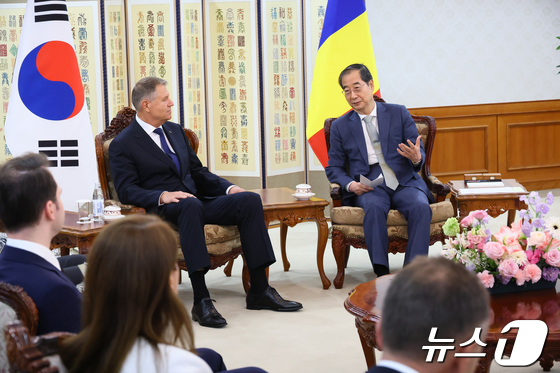 루마니아 대통령 면담하는 한덕수 총리
