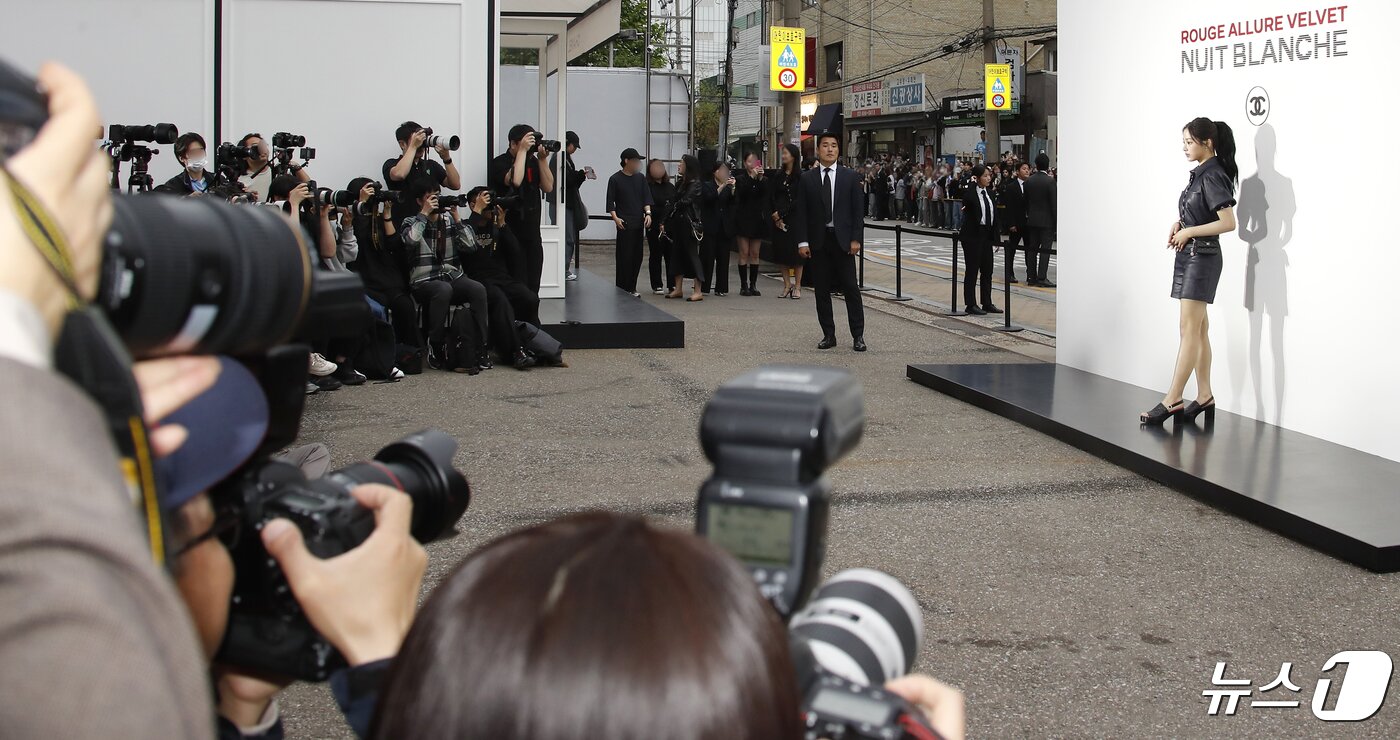 본문 이미지 - 뉴진스 민지가 23일 서울 성동구 한 매장에서 열린 패션 브랜드 행사에서 포즈를 취하고 있다. ⓒ News1 권현진 기자