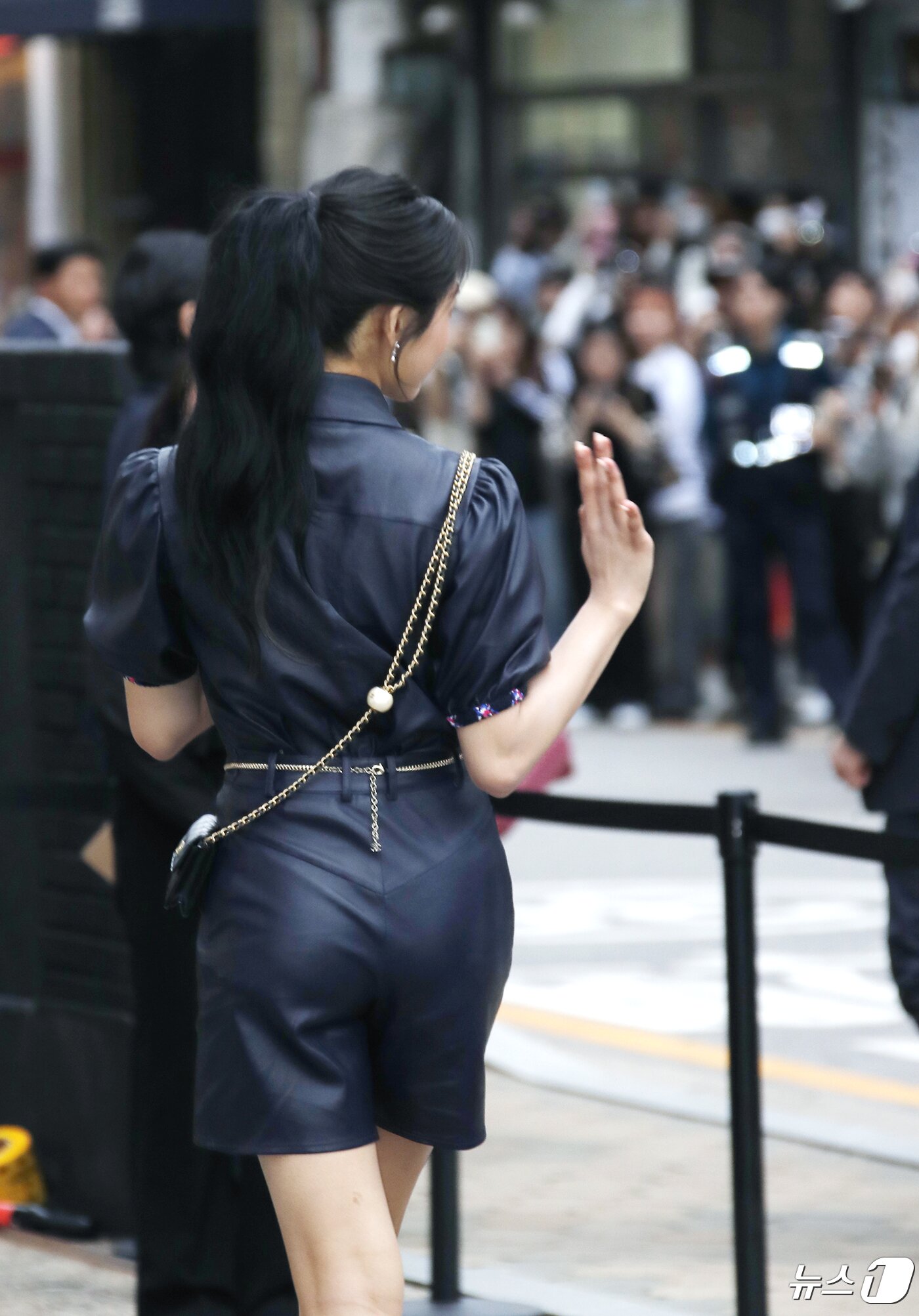 본문 이미지 - 뉴진스 민지 23일 서울 성동구 한 매장에서 열린 패션 브랜드 행사에서 손 인사를 하고 있다. ⓒ News1 권현진 기자