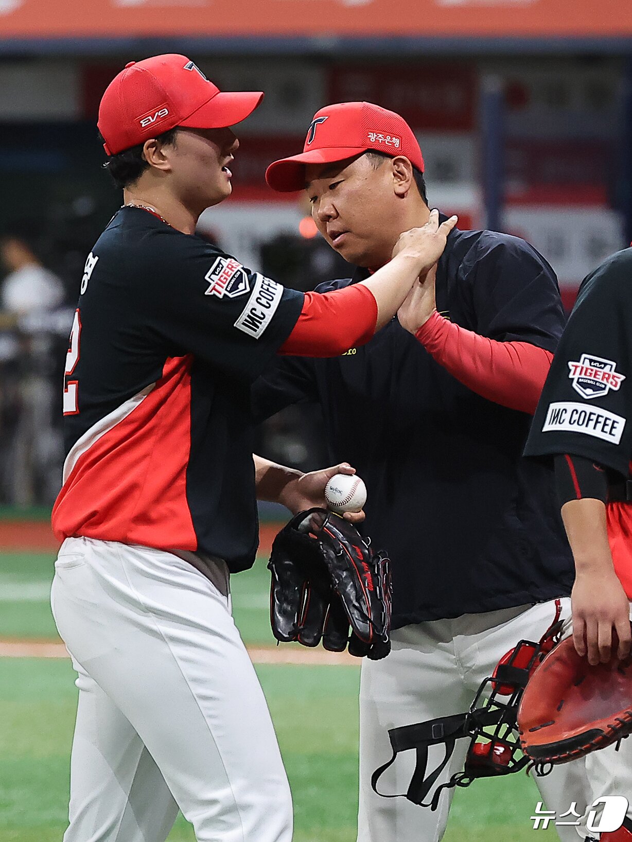 본문 이미지 - 이범호 KIA 감독과 정해영. /뉴스1 DB ⓒ News1 김진환 기자