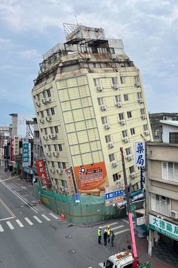 [사진] 연속 지진 강타로 위태롭게 기울어진 대만의 호텔