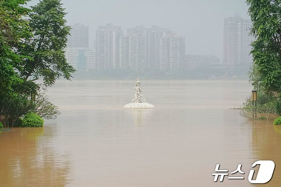 [사진] 폭우 쏟아져 물바다로 변한 중국 광둥성의 공원